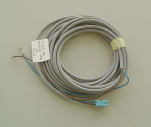Graues Kabel, gewickelt, mit zwei Freilen, einem Steckverbinder und einer Beschriftung. Geeignet für die Verkabelung von Titananoden, Marke Remeha.